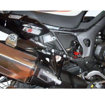 Mono-Stoßdämpfer hinten, mit externem Ausgleichsbehälter, Zugstufendämpfung einstellbar, Druckstufendämpfung in high- und lowspeed einstellbar, Längenverstellbar, Federvorspannung einstellbar, rote Feder